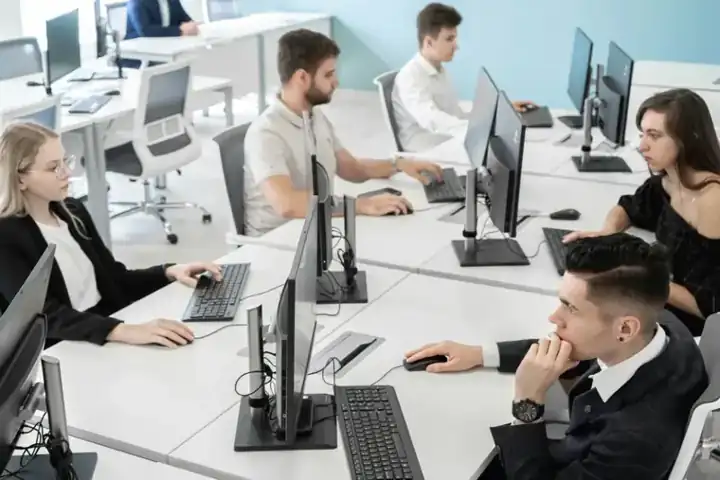 24 contratos públicos, 8 entidades: o que a RTP, o Técnico e os SSAP exigem de um parceiro de IT