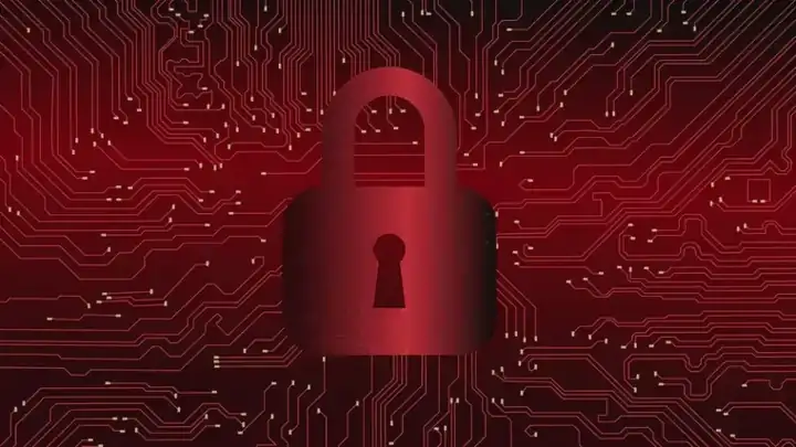Cadeado digital sobre circuito vermelho: segurança informática centralizada e monitorizada pela DataRoad
