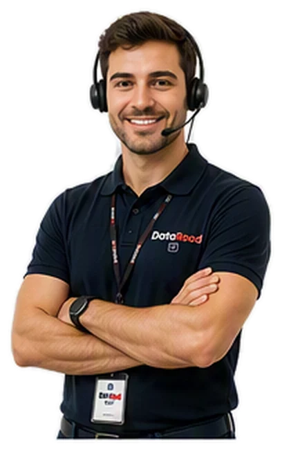 Un agent du service d'assistance, équipé d'un casque et d'un micro, les bras croisés, souriant, vêtu d'un polo DataRoad bleu marine et portant un badge.