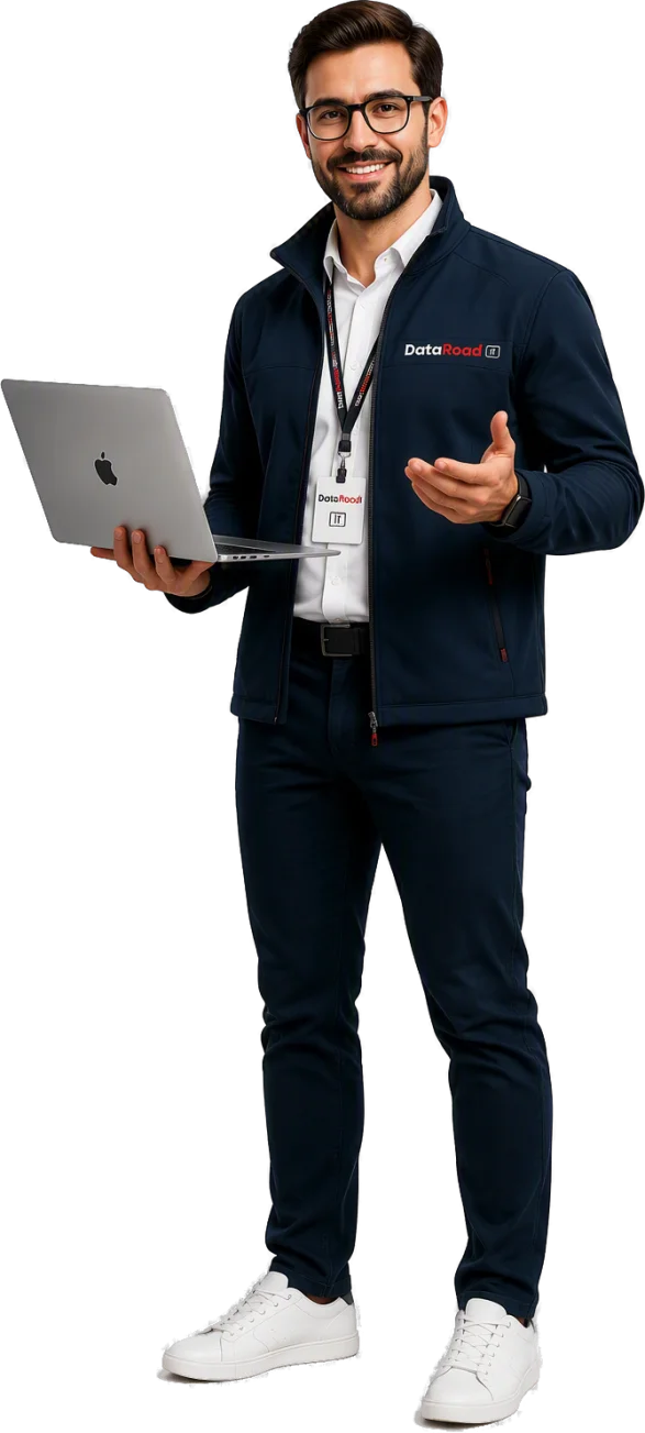 Homme souriant vêtu d'une veste sombre, tenant un ordinateur portable et faisant des gestes lors de sa présentation. (Présentateur tech professionnel)
